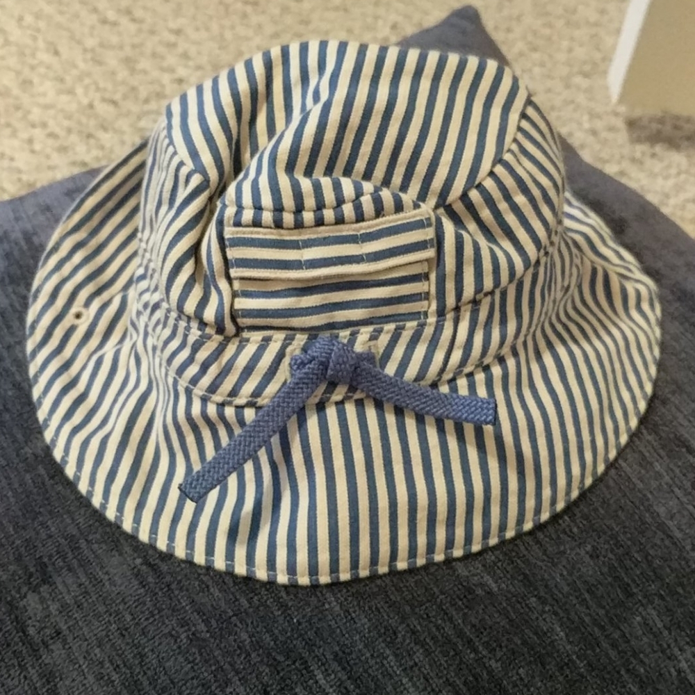 Baby sun hat with Velcro chin strap and stirpes